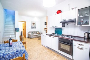 オーブン、コンロ、調理器具と食器