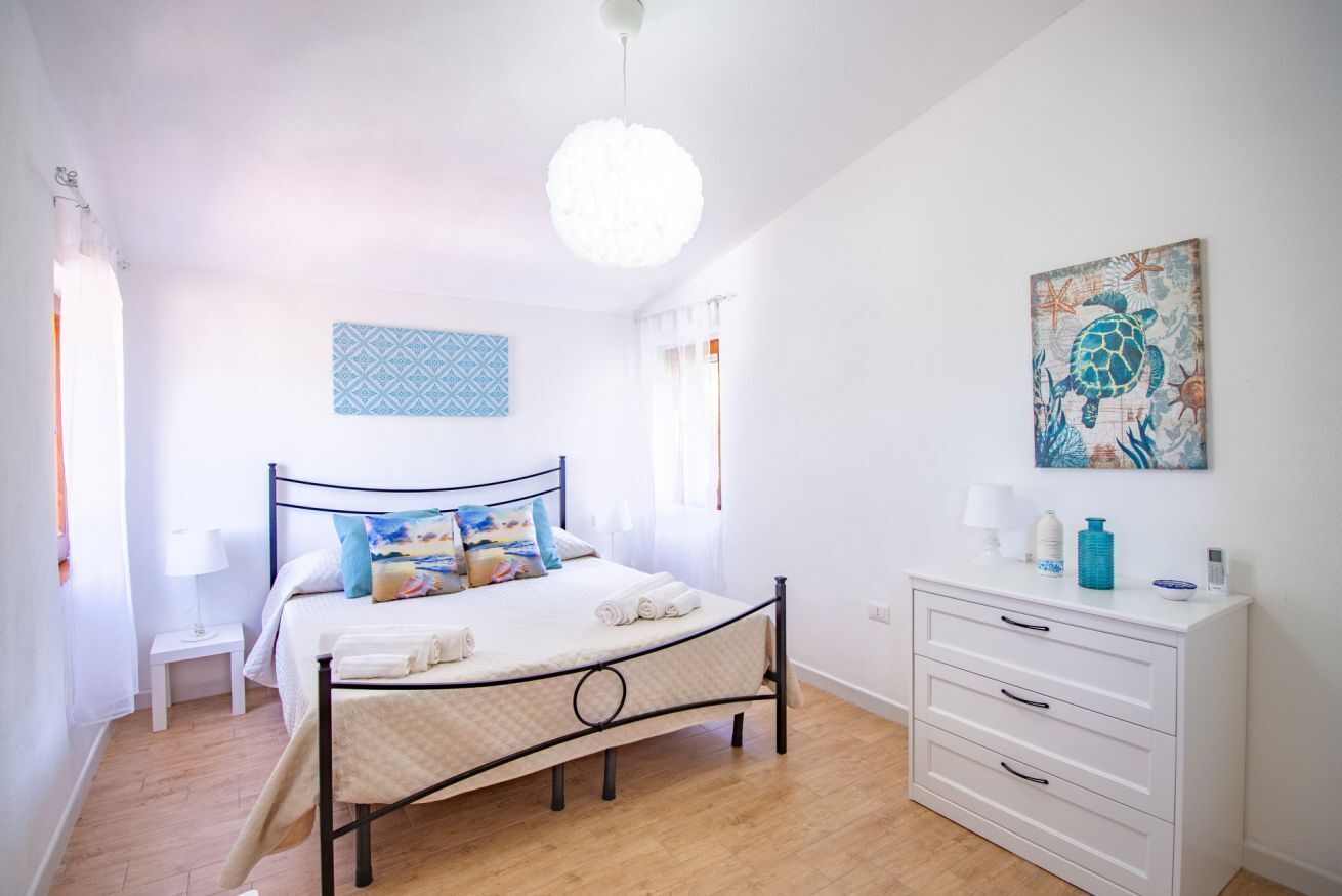 2 bedrooms, travel crib