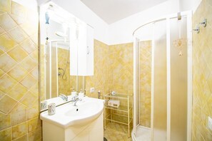 Dusche, Haartrockner, Bidet
