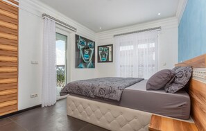 6 bedrooms, free WiFi, bed sheets - Lovely home in Crikvenica (Crikvenica)