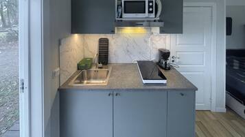 Kjøleskap, kokeplater og kaffetrakter/tekoker