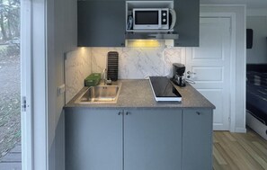 Kjøleskap, kokeplater og kaffetrakter/tekoker