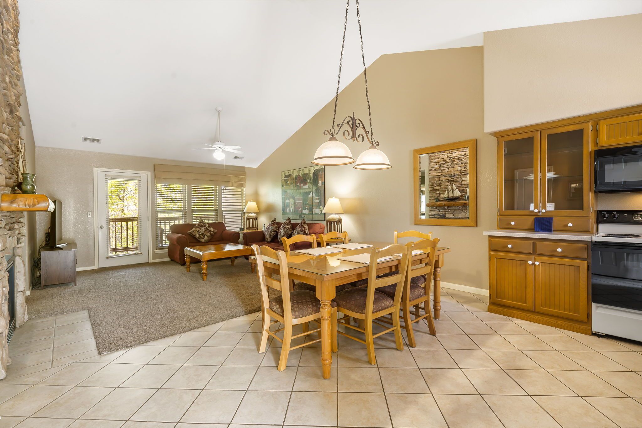 Een smart-tv en een open haard