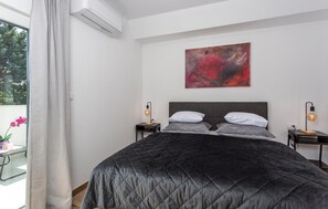 2 bedrooms, travel crib, free WiFi, bed sheets