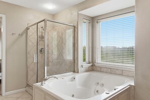 Dusche, Whirlpool, Haartrockner, Handtücher