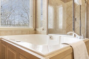 Bañera con ducha, bañera de hidromasaje, secador de pelo, toallas