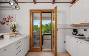 Réfrigérateur, plaque de cuisson, lave-vaisselle, cafetière/bouilloire