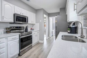 Fridge, microwave, oven, stovetop - Carrollton Retreat – Pet-Friendly, Sleeps 8! (Carrollton)