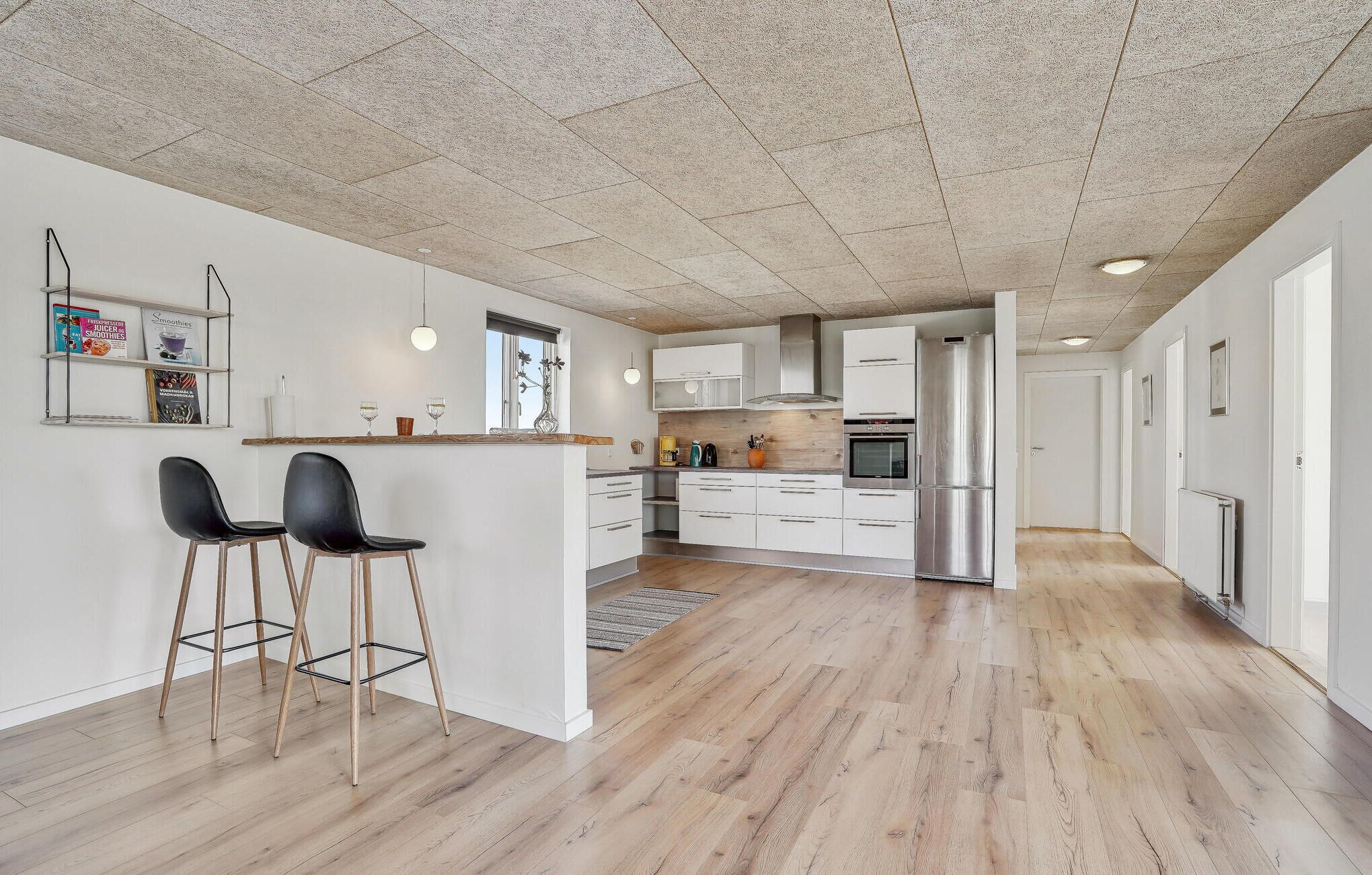 Kjøleskap, kokeplater, oppvaskmaskin og kaffetrakter/tekoker