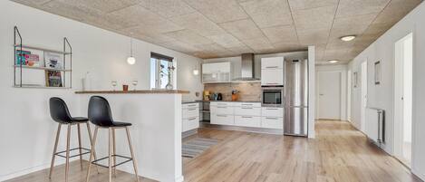 Kjøleskap, kokeplater, oppvaskmaskin og kaffetrakter/tekoker