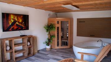 4 bedrooms, desk, iron/ironing board, travel crib