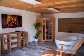 4 soverom, skrivebord, strykejern/-brett og reiseseng for barn