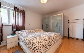 1 habitación, tabla de planchar con plancha, wifi gratis y ropa de cama