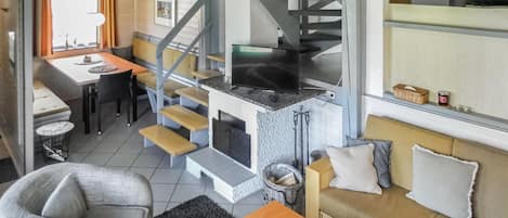 Een televisie en een open haard