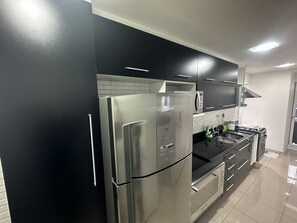 Kjøleskap, mikrobølgeovn, ovn og kokeplater