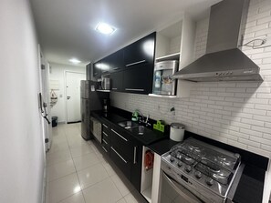 Geladeira, micro-ondas, fogão, cooktop