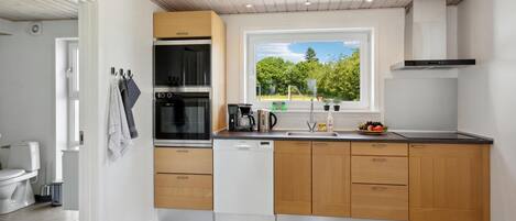 ثلاجة، فرن، موقد طهي مسطح، غسالة أطباق