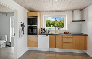 Fridge, oven, stovetop, dishwasher - Cozy home in Skærbæk with kitchen (Skærbæk)