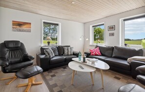 Smart TV, foosball - Cozy home in Skærbæk with kitchen (Skærbæk)
