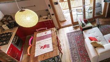 Télévision, cheminée, livres