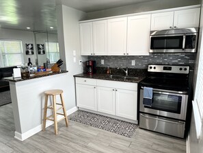 Geladeira, micro-ondas, fogão, cooktop