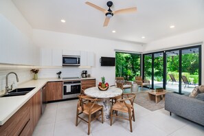 Een koelkast, een magnetron, een oven, een kookplaat