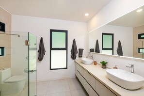 Dusche, Haartrockner, Handtücher, Seife