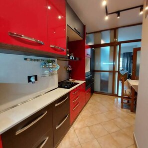 Kühlschrank, Mikrowelle, Ofen, Herdplatte