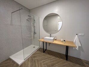 Dusch, hårtork, handdukar och tvål