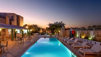 2 outdoor pools