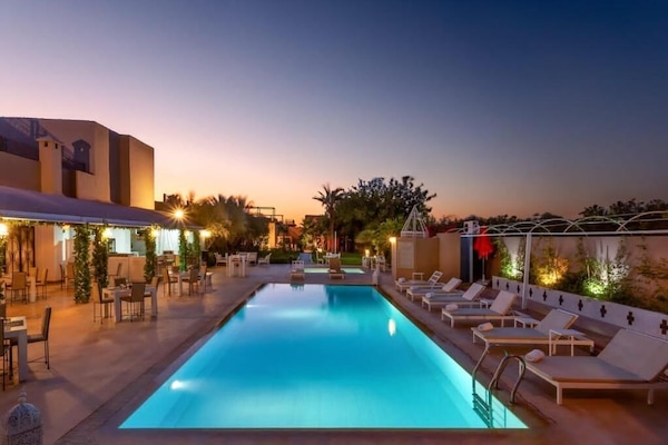 2 outdoor pools