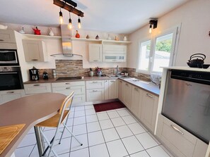 Fridge, microwave, oven, stovetop - Villa Mitoyenne "l'écume" (CAPBRETON)