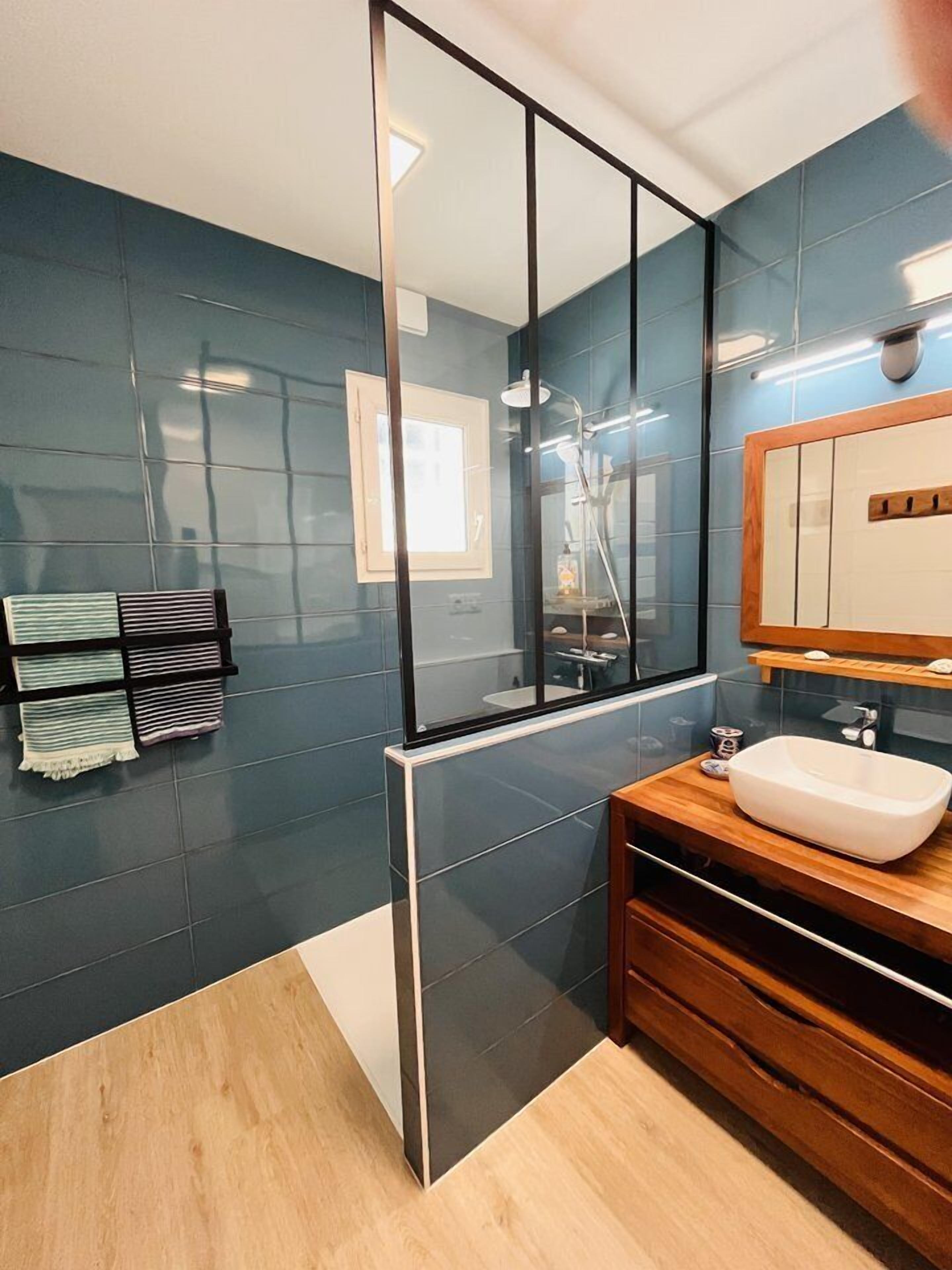 Shower, hair dryer, toilet paper