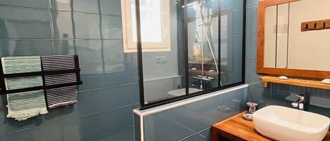 Shower, hair dryer, toilet paper
