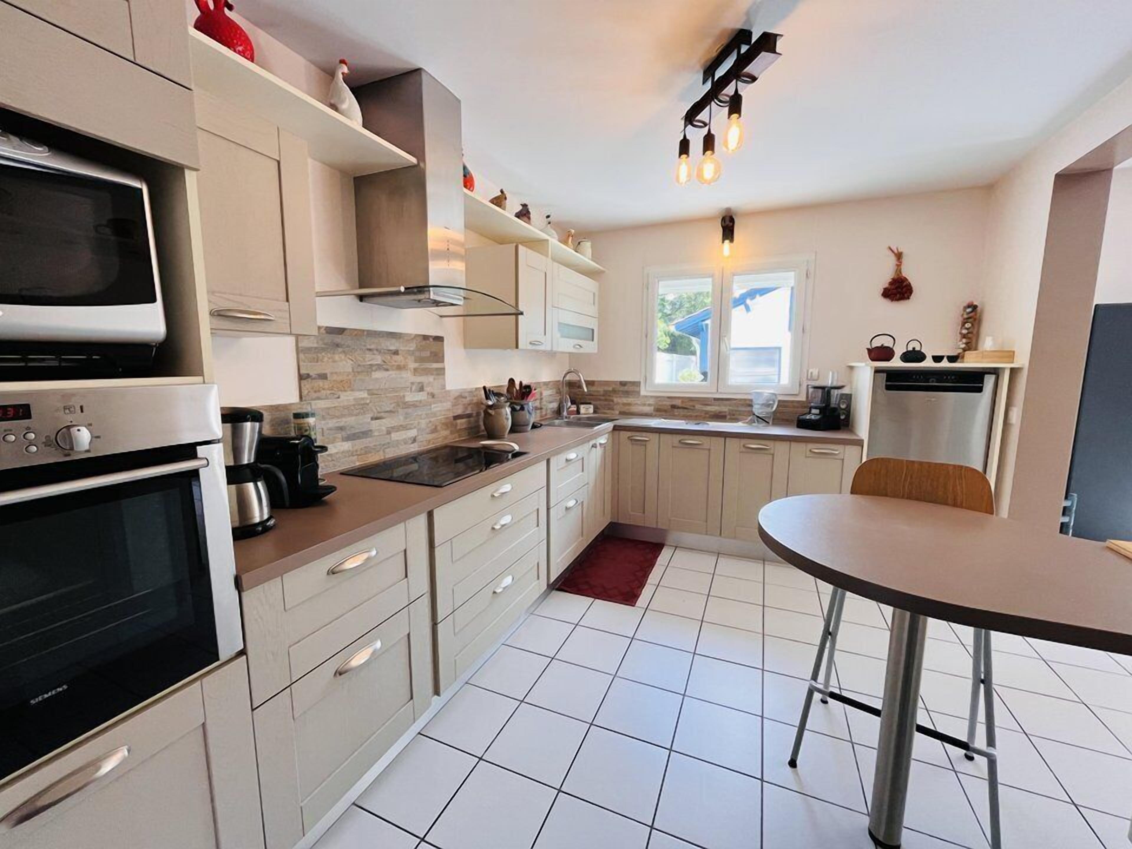 Kylskåp, mikrovågsugn, ugn och diskmaskin