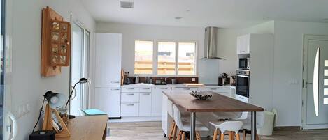 Fridge, oven, dishwasher, cookware/dishes/utensils