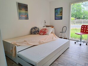 3 bedrooms, free WiFi - House for 6 people in the heart of Léon (LEON)