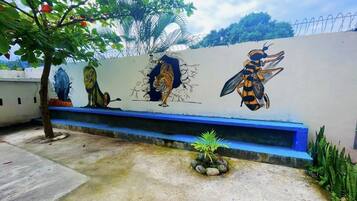 Un mural con un tigre, un león y una abeja en una pared.
