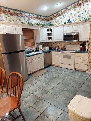 ثلاجة، ميكروويف، موقد طهي مسطح، غسالة أطباق