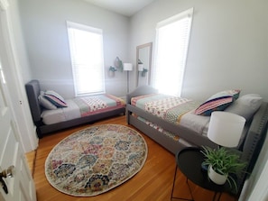 2 habitaciones, escritorio y tabla de planchar con plancha 