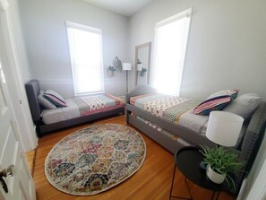 2 habitaciones, escritorio y tabla de planchar con plancha