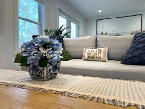 Living area - Spacious and welcoming home (East Hampton)