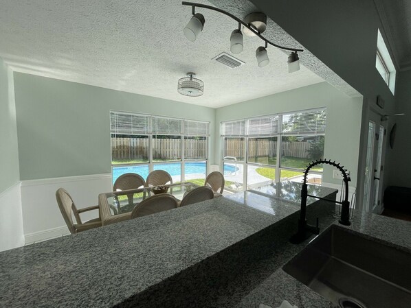 تناول الطعام داخل الغرفة