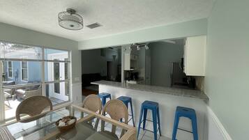 Family House, 3 Bedrooms | In-room dining