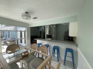 تناول الطعام داخل الغرفة