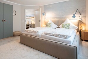 3 bedrooms, in-room safe, desk, iron/ironing board