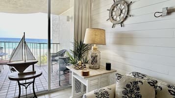 Smart TV, chimenea, reproductor de DVD y libros