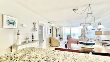 Smart TV, chimenea, reproductor de DVD y libros