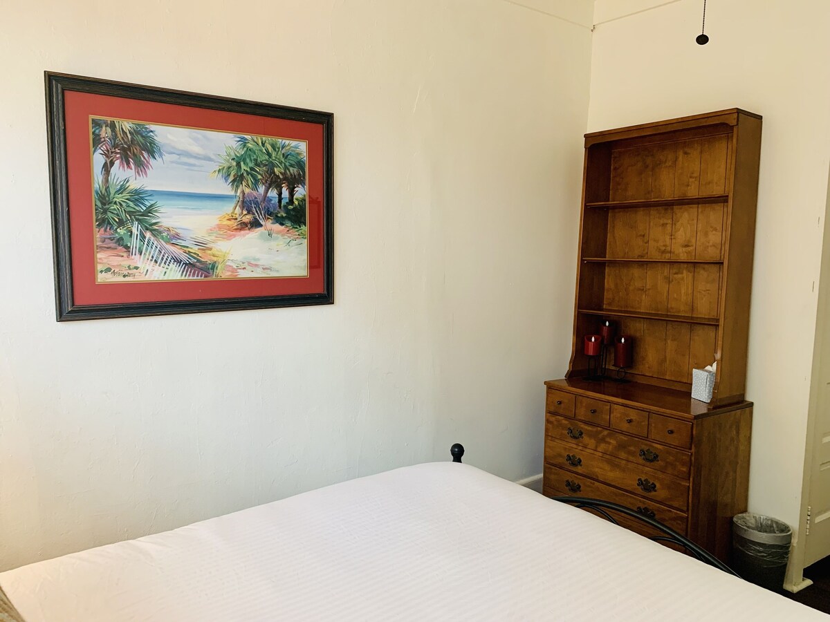 Photo 17 of Downtown Lodge-Clean-Pet Friendly-Free Parking