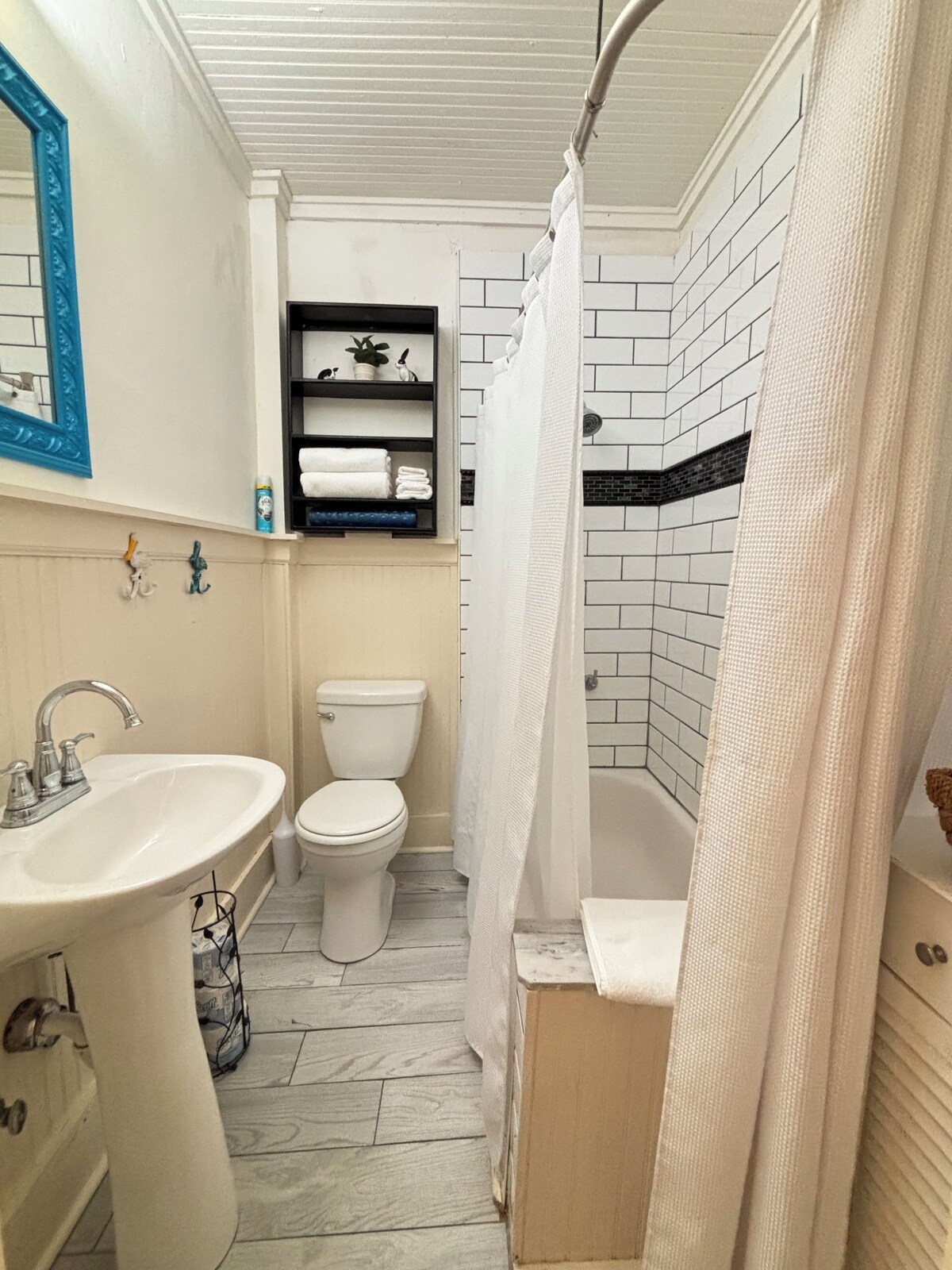 Photo 33 of Downtown Lodge-Clean-Pet Friendly-Free Parking